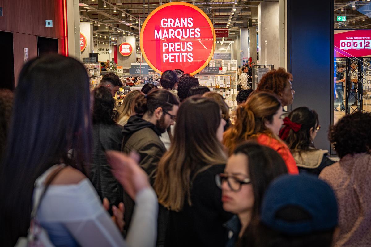 Furor y ofertas en el estreno de la primera tienda en Barcelona del outlet de grandes marcas TK-Maxx