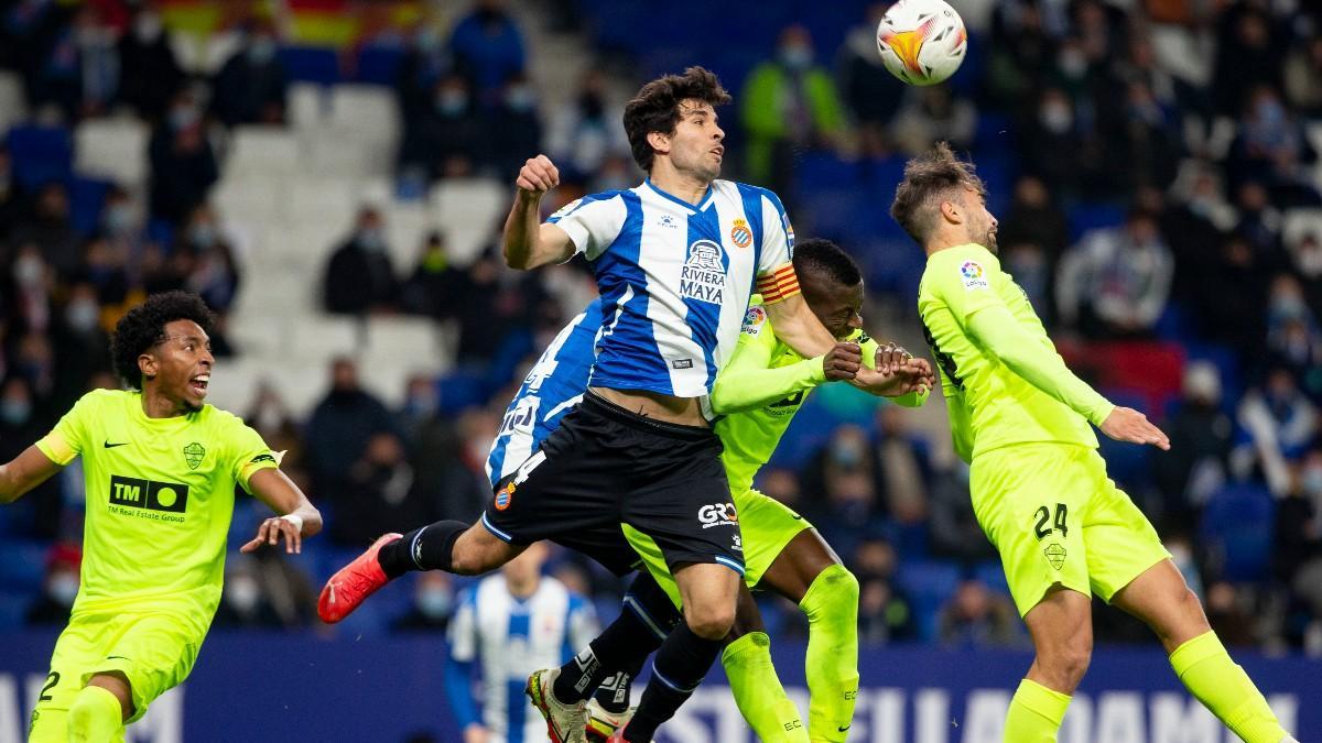 Cabrera despeja un balón aéreo