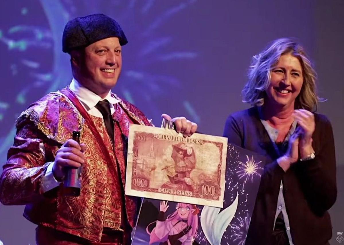 El rei Carnestoltes, Gregory Abella, i la regidora Sílvia Ripoll.