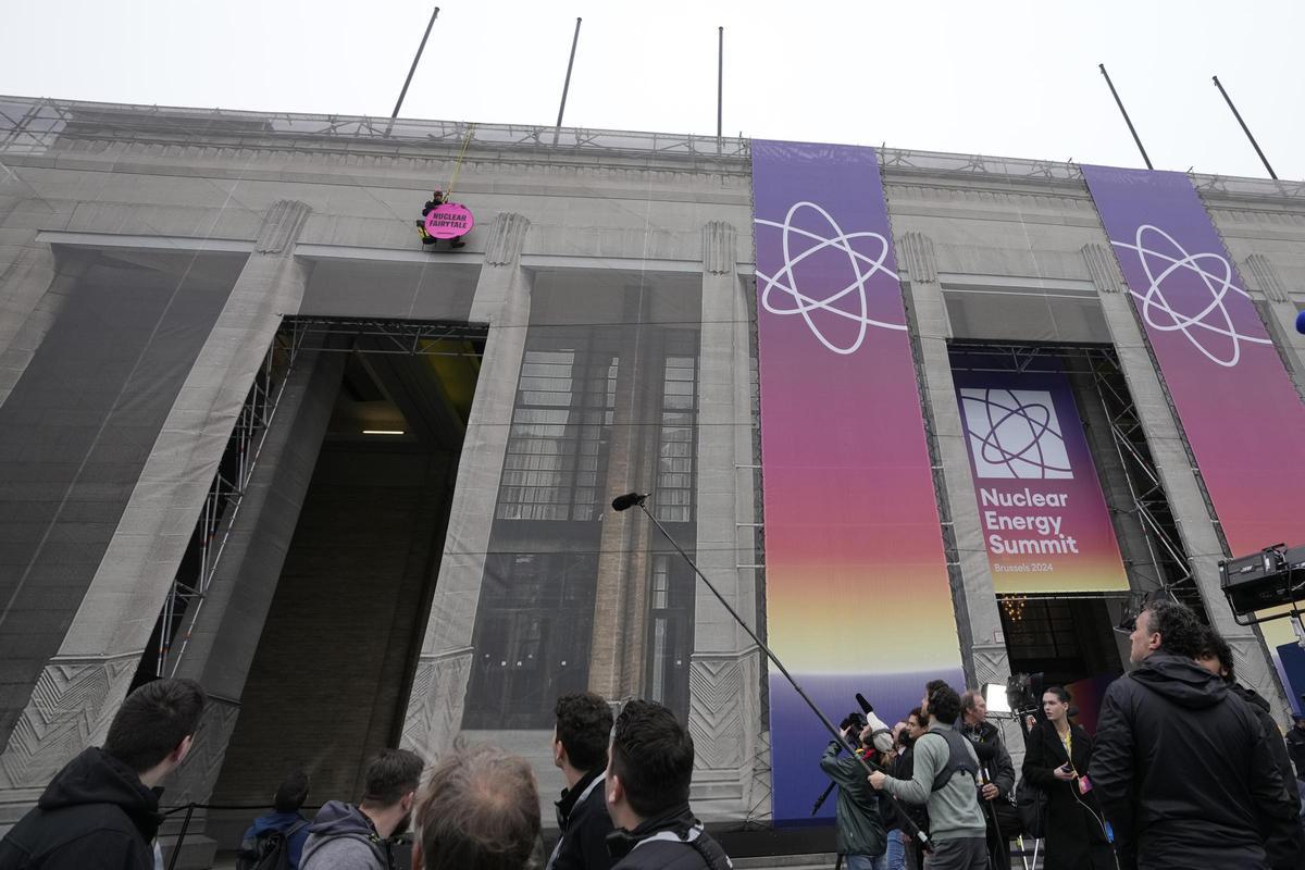 Greenpeace protesta ante la Cumbre de la Energía Nuclear en Bruselas