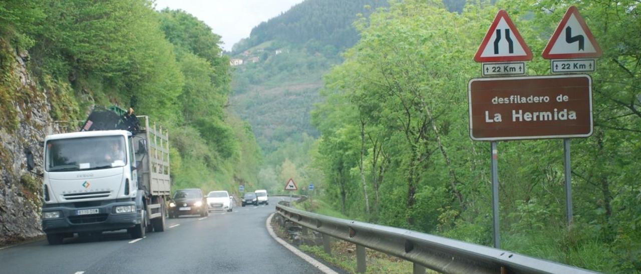 Un tramo de la carretera nacional 621 en la zona del desfiladero de La Hermida.