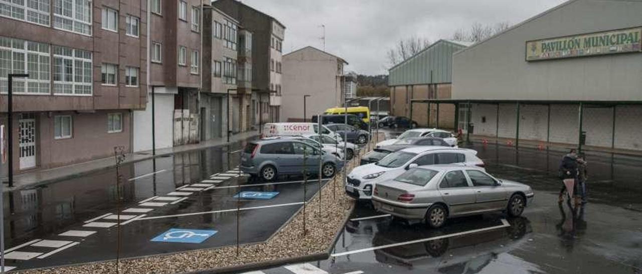 Las áreas delimitadas para estacionamiento son en muchas ocasiones insuficientes . // Bernabé/Ana Agra