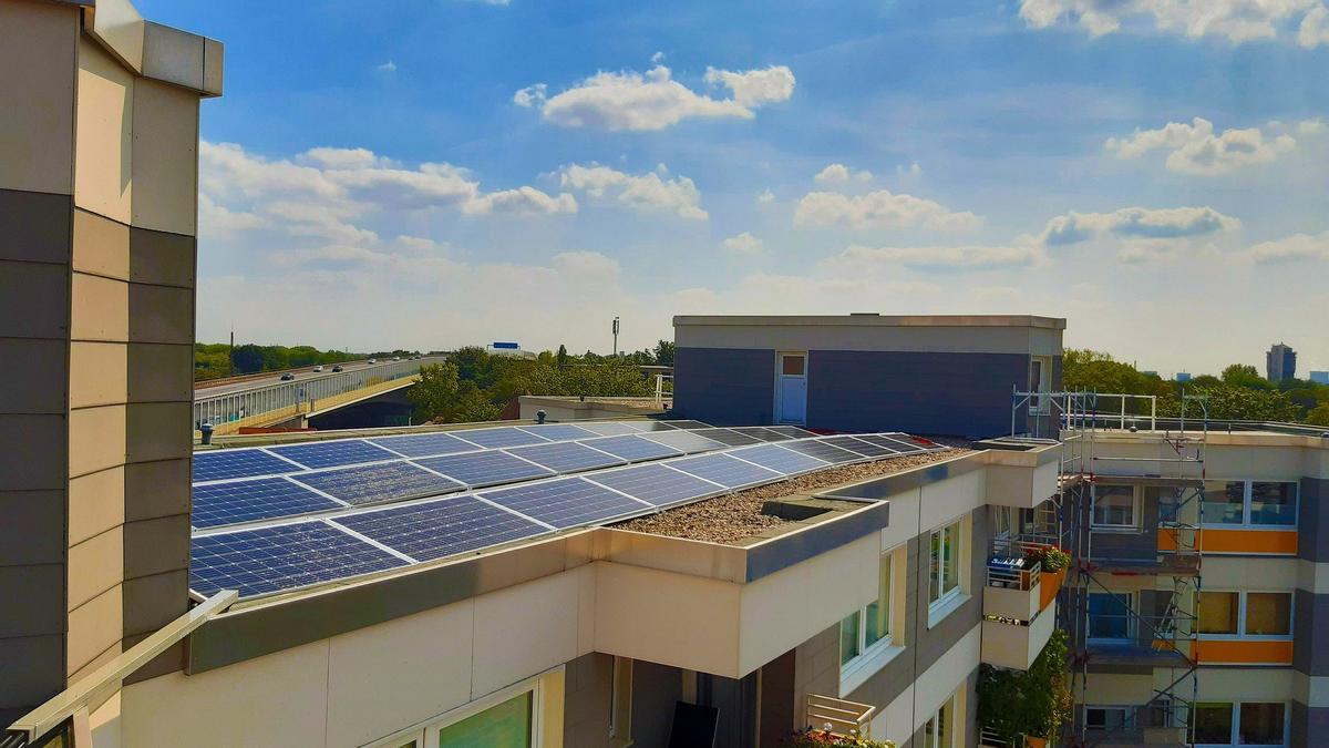 Placas solares en un edificio residencial