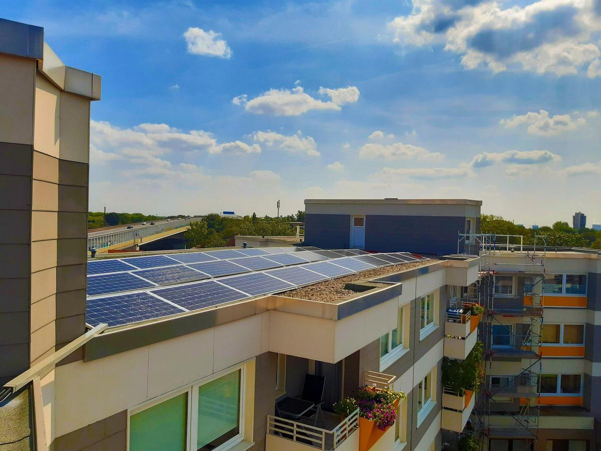 Placas solares en un edificio residencial