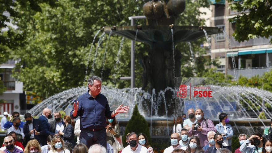 El alcalde de Sevilla, Juan Espadas (C),  en el acto de presentación de su candidatura para las primarias del PSOE-A, en el Paseo del Salón de Granada.