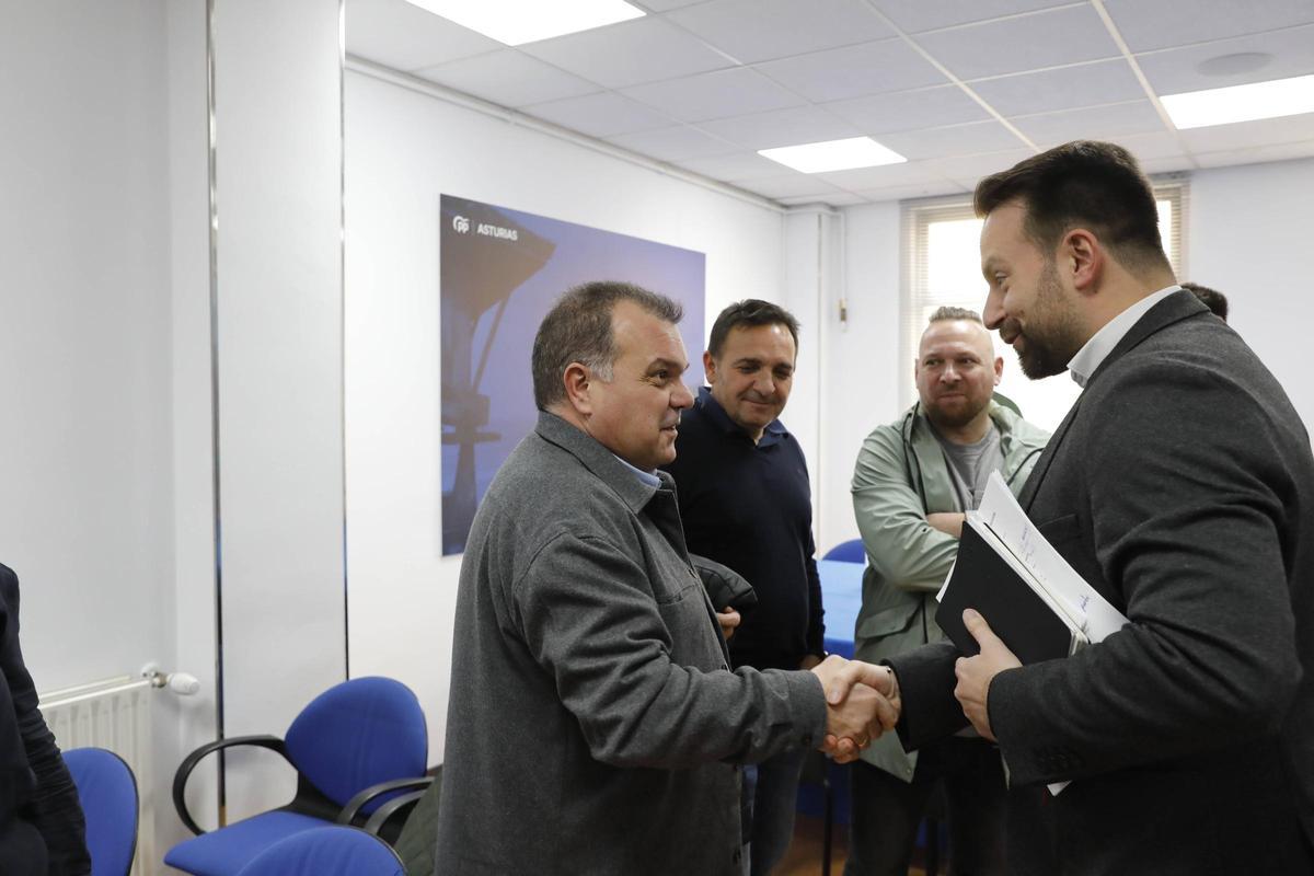 Álvaro Queipo, a la derecha, saluda a José Luis Alperi antes de inicio de la reunión del PP con los sindicatos mineros sobre la central de La Pereda