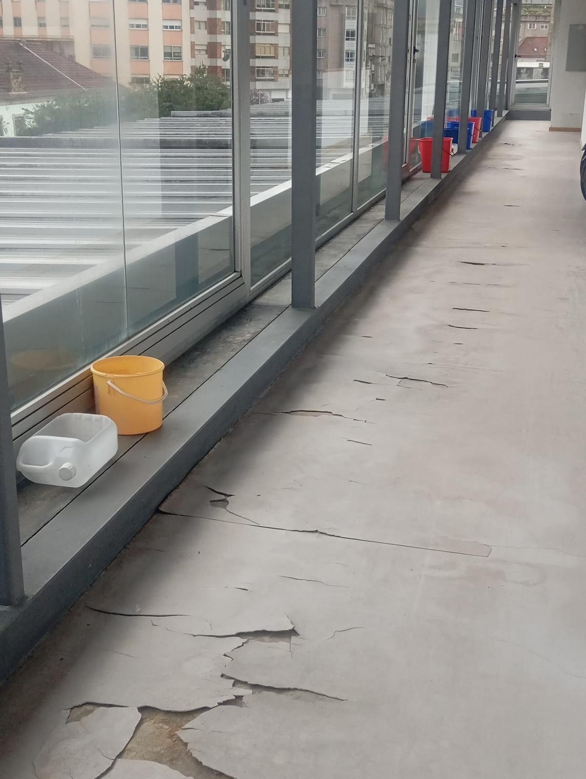 Varios cubos en un pasillo del multiusos de Redondela.