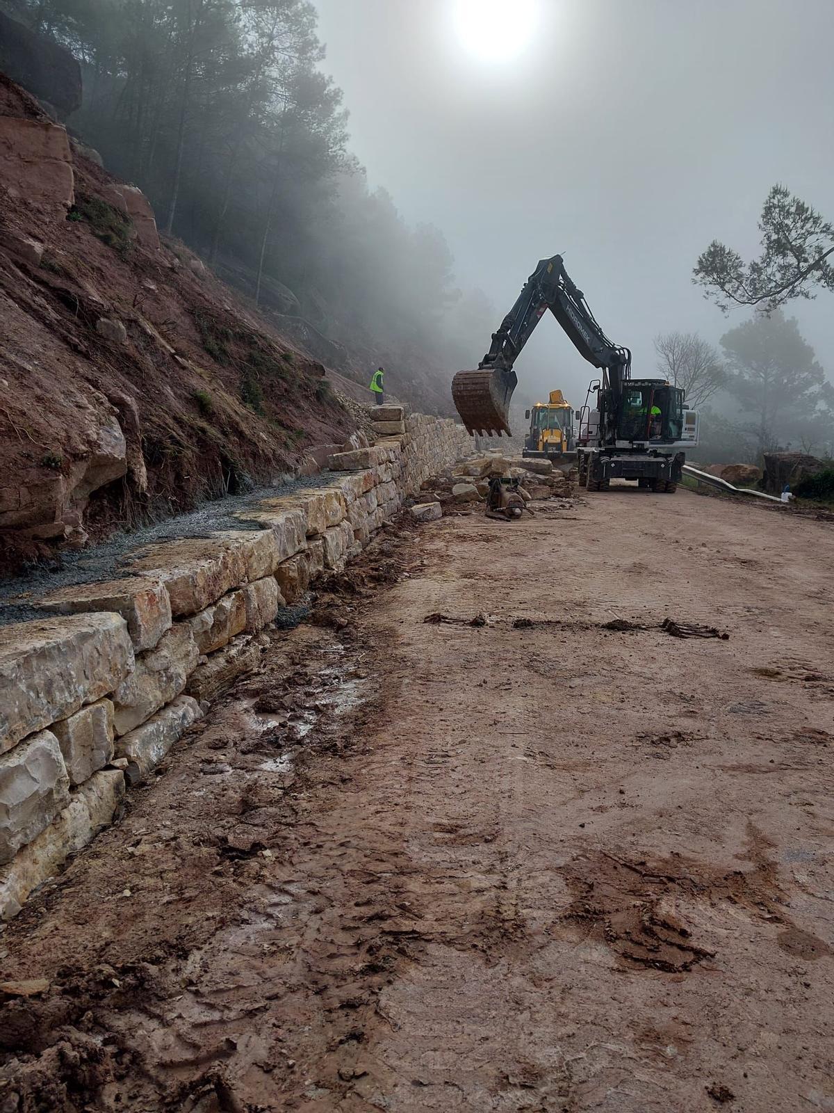 La maquinària pesant treballa en la construcció d'una escullera a la zona on es va esllavissar la paret