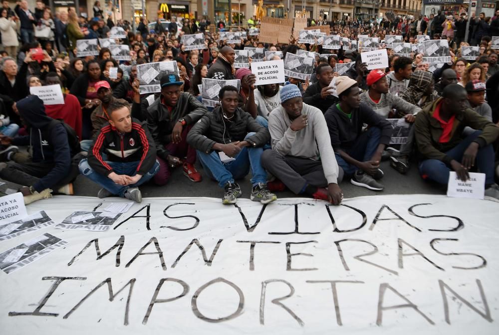 Manifestación en el barrio madrileño de Lavapiés por la muerte de un ''mantero''