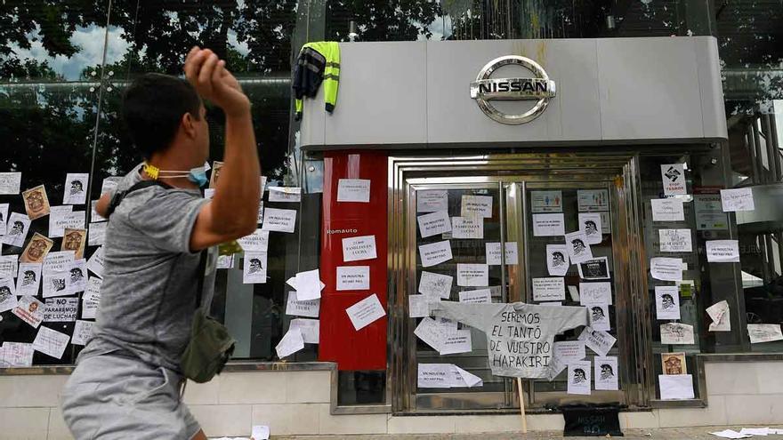 Trabajadores de Nissan empapelan un concesionario de la marca en L'Hospitalet