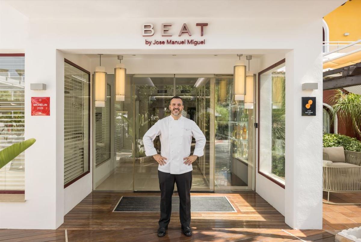El chef José Manuel Miguel posa en la luminosa entrada de Beat.