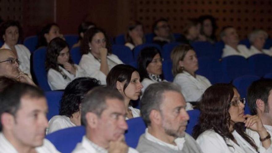 Los médicos del Hospital San Agustín, durante la asamblea de ayer en Avilés.