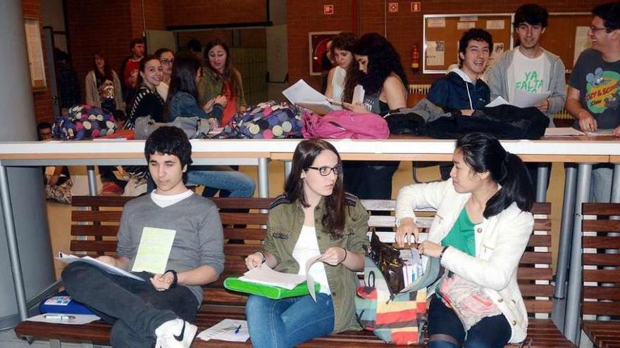 Estudiantes durante las pruebas de selectividad para ingresar en la Universidad. // Rafa Vázquez