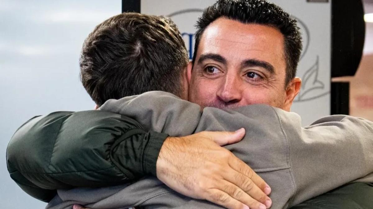 Xavi y Gavi se abrazan en el reencuentro de ambos el martes tras la grave lesión sufrida por el joven futbolista andaluz.