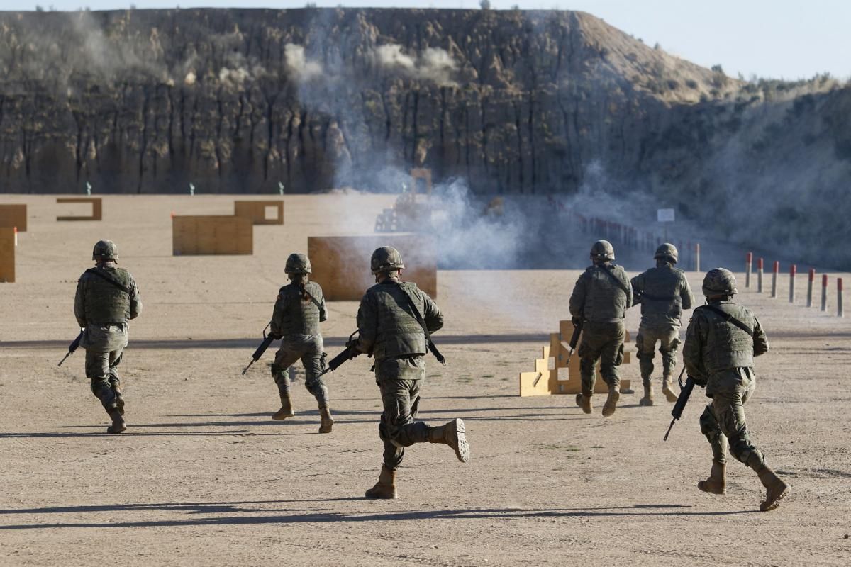 Maniobras de la brigada Guzmán el Bueno antes de su despliegue en Letonia