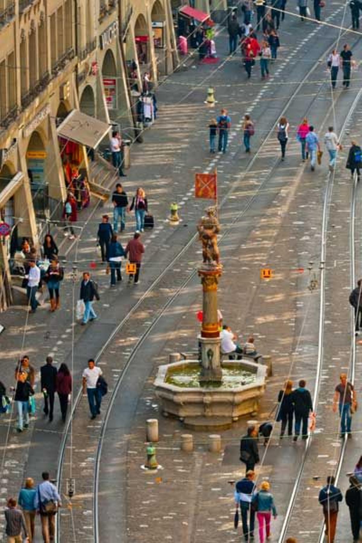 Vista aérea de la Fuente de los Mosqueteros y las arcadas comerciales del casco antiguo de Berna