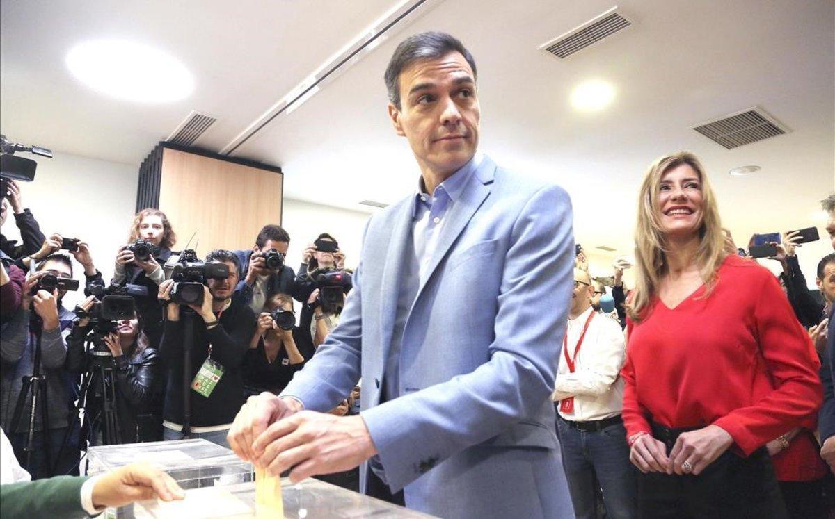 Pedro Sánchez, en el momento de depositar su voto.