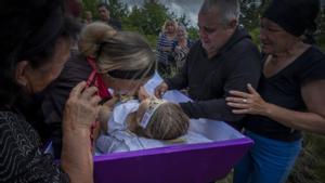 Margarita, una niña ucraniana fallecida por fuego ruso, en su ataúd en Berzuky (Ucrania).