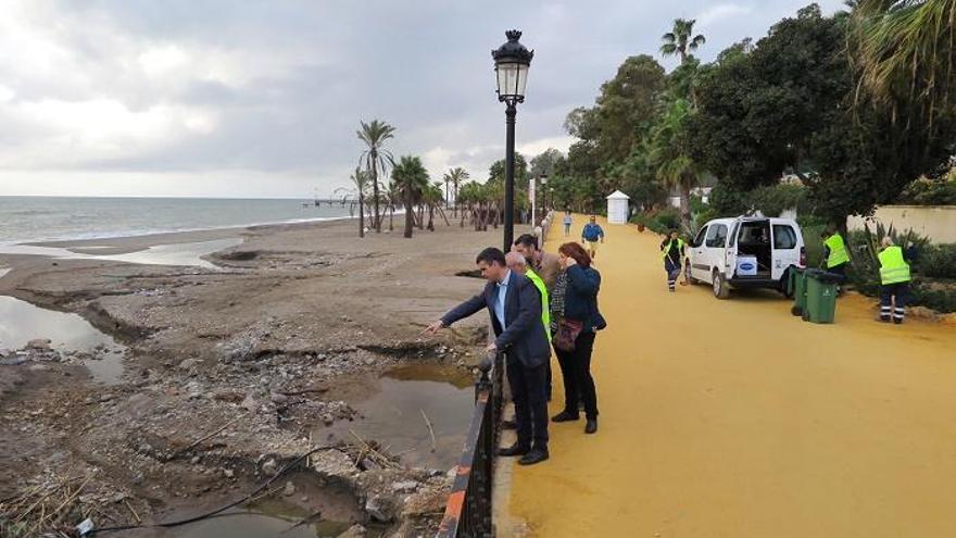 El alcalde, José Bernal, visita los daños sufridos por las playas de Marbella como consecuencia de los temporales que azotaron el litoral en diciembre pasado.