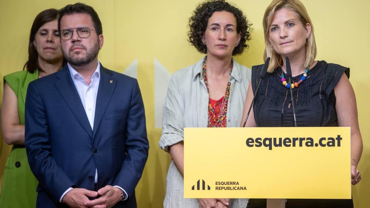 La portavoz de ERC, Raquel Sans, con el presidente de la Generalitat en funciones, Pere Aragonès, y la secretaria general de ERC con funciones de presidenta, Marta Rovira