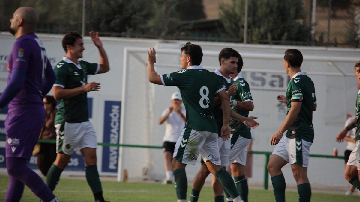 Los jugadores del Cacereño celebran uno de los goles del pasado sábado ante el Santa Amalia.