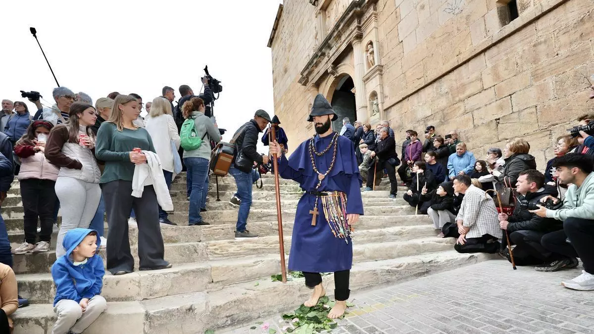 Els Pelegrins de les Useres mantienen vivo un rito medieval con más de siete siglos de historia