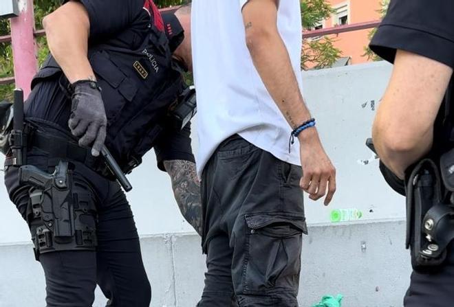 Los Mossos estrenan sus detectores portátiles 'antinavajas' con un dispositivo Daga en Barcelona