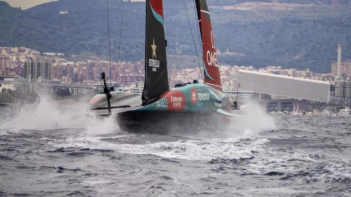 El 'Taihoro' de Emirates Team New Zealand en la octava regata de la final de la Copa América de vela.