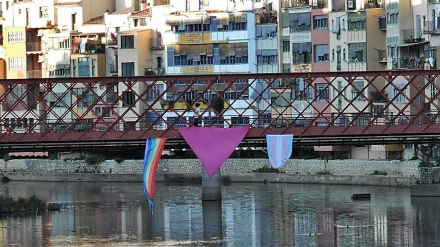 Penjada de banderes LGTBI+ al pont de les Peixateries Velles el 17 de maig