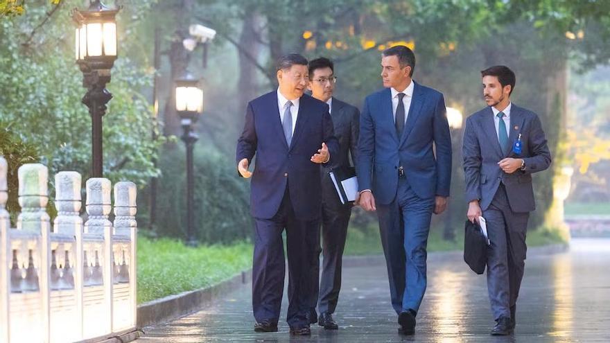 El presidente chino, Xi Jinping, y el presidente del Gobierno español, Pedro Sánchez, caminan por Pekín junto a dos asesores, en septiembre de 2024.