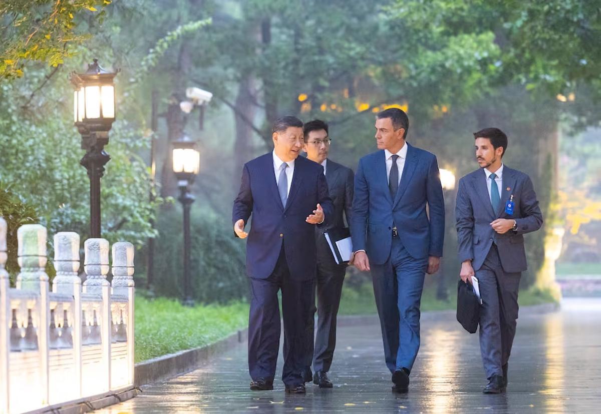 El presidente chino, Xi Jinping, y el presidente del Gobierno español, Pedro Sánchez, caminan por Pekín junto a dos asesores, en septiembre de 2024.