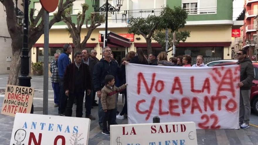 Los vecinos se manifiestan todas las tardes en contra de la antena.