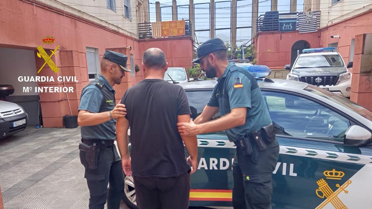 El detenido es conducido por los agentes al cuartel en Cangas.