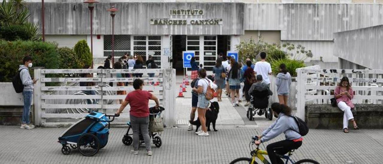 Colas a las puertas del IES Sánchez Cantón a mediodía de ayer.