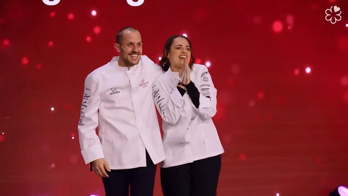 Cristina y Diego, durante la entrega de su chaquetilla que certifica su primera Estrella Michelin.