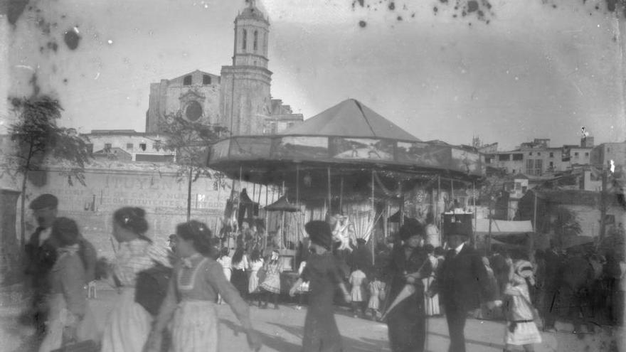 Atracció de fires a la plaça Sant Agustí, on les fires es van fer fins al 1922