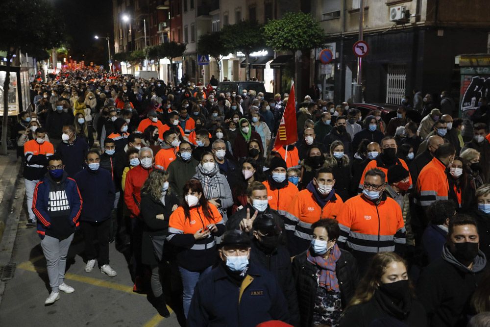 Los trabajadores de Pilkington se manifiestan, acompañados por miles de vecinos en el Port de Sagunt.