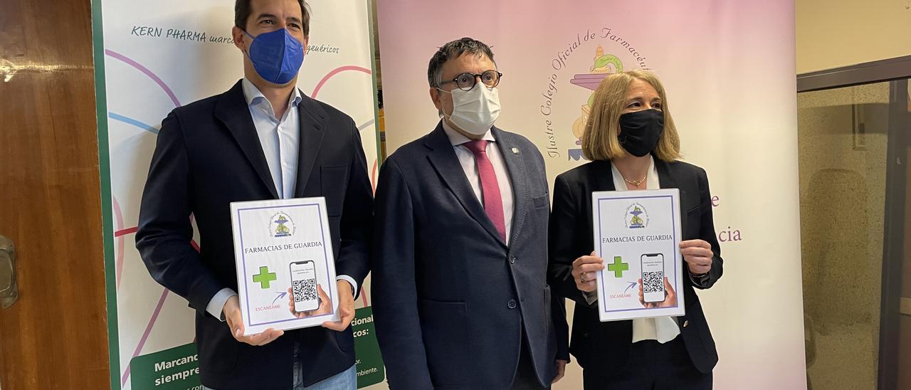 Francisco Criado, Francisco Florido y Ana Vieta durante la presentación de la app 'Farmaguardia'