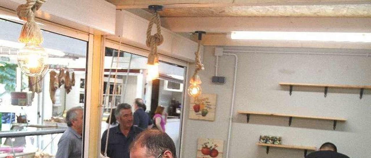 Un puesto de pequeño comercio de hortalizas en el mercado de abastos de Ourense. // Iñaki Osorio