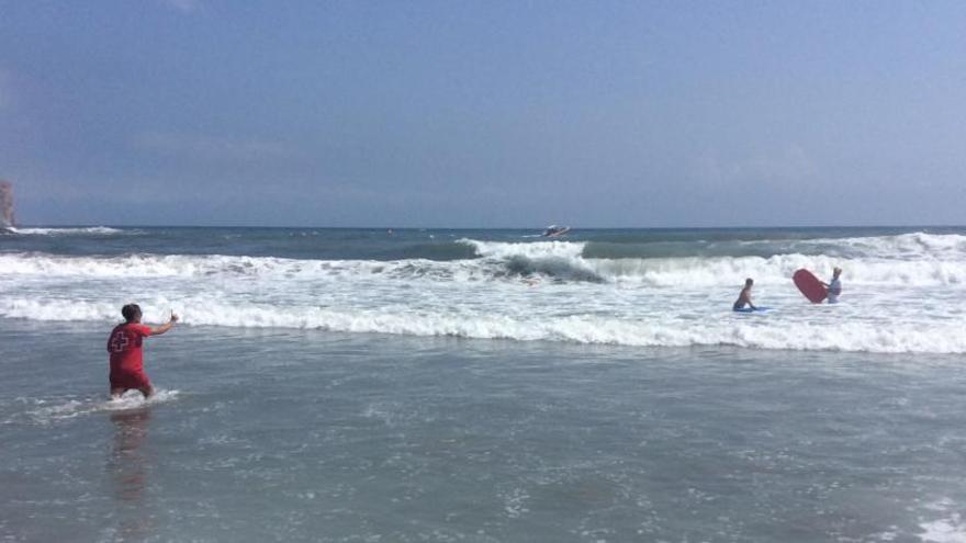 Rescatan a una familia atrapada por olas de dos metros en el Arenal de Xàbia