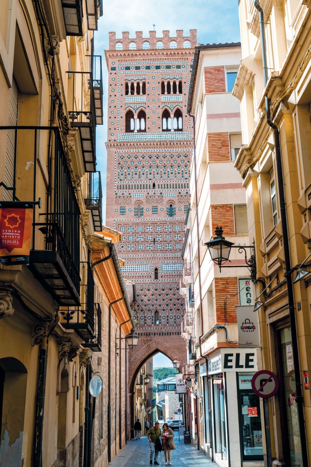 Torre mudéjar de El Salvador, Teruel. Construida a principios del siglo XIV, esta torre-puerta de estilo mudéjar destaca por su estructura de alminar almohade y su rica decoración de cerámica vidriada. Declarada Patrimonio de la Humanidad por la UNESCO en 1986, alberga el Centro de Interpretación de la Arquitectura Mudéjar Turolense.