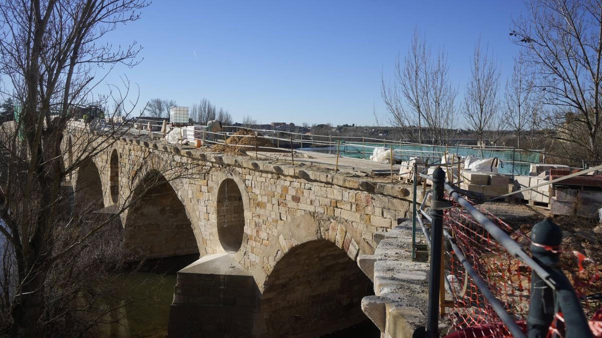 Estado de las obras del Puente de Piedra, este martes.