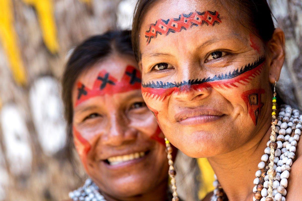 Mujer de una tribu del Amazonas en la selva de Brasil