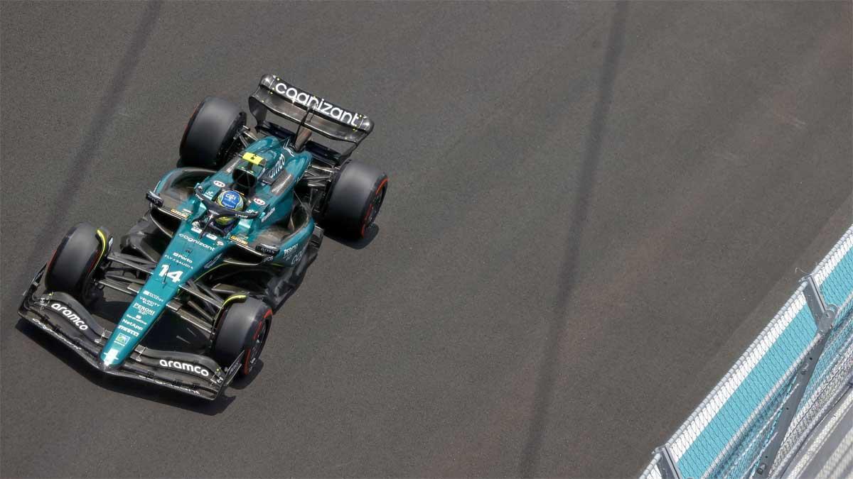 Alonso, al volante del Aston Martin AMR23