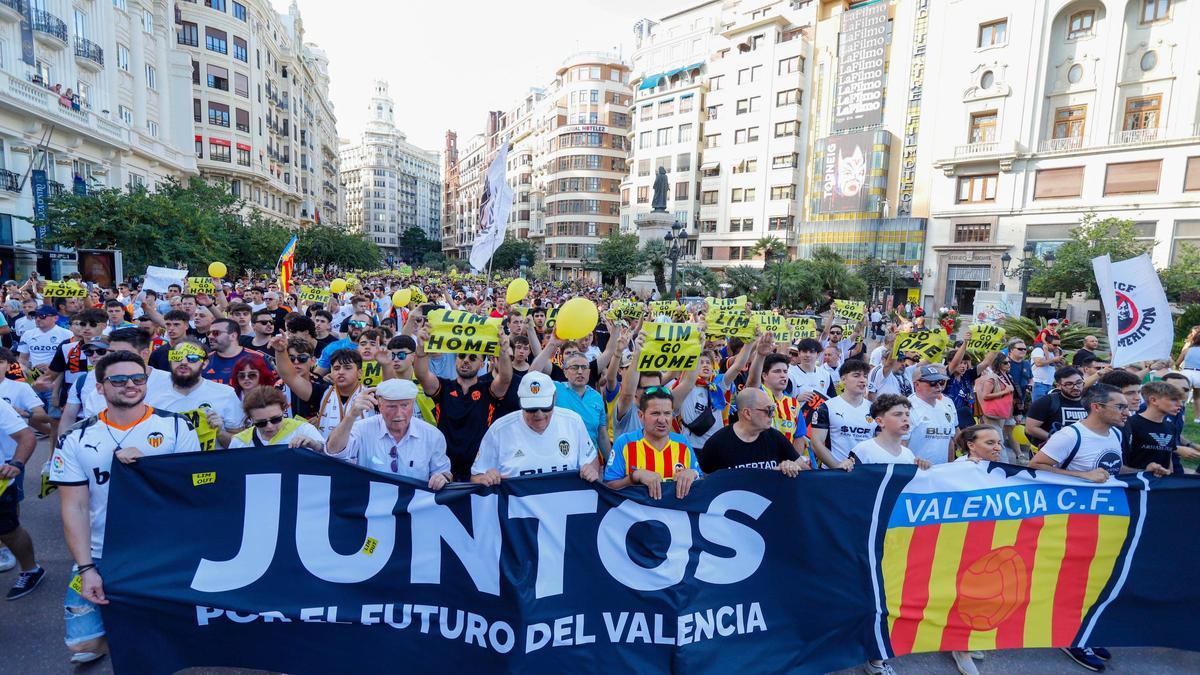 Protesta de aficionados de Valencia CF contra Peter Lim.