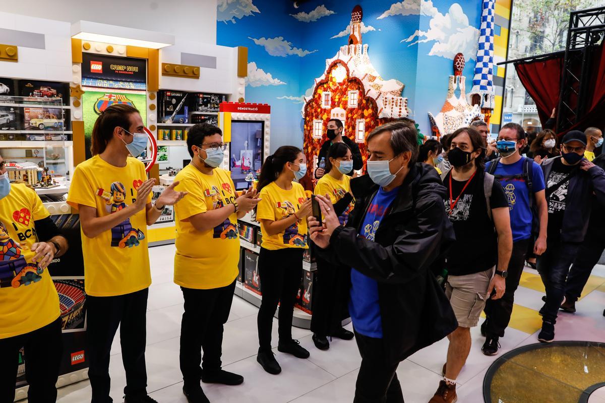 Los empleados de la tienda de Lego dan la bienvenida a los primeros compradores.