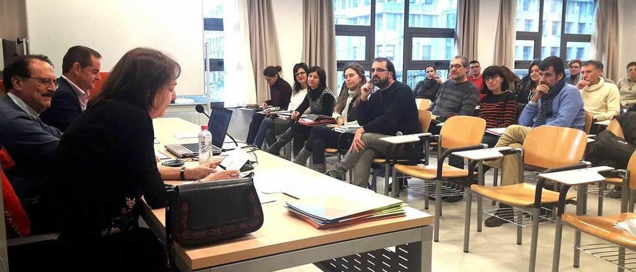 El encuentro de los participantes en el contrato-programa, ayer, en el IES Bernaldo de Quirós.