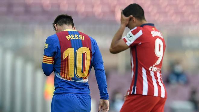 Messi y Suárez caminan al vestuario en el descanso