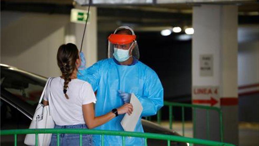 Imagen de archivo de un sanitario realizando una prueba PCR.