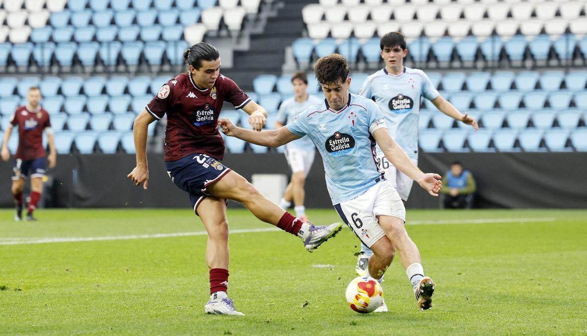 Álex Comparada dispara a puerta y Pablo Meixús bloquea el balón. | MARTA G. BREA